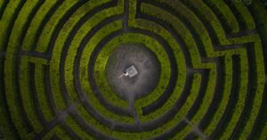 la labyrinthe est une condition médicale qui provoque des vertiges, des déséquilibres et des troubles de l'audition. découvrez les causes, les symptômes et les traitements de la labyrinthite pour mieux comprendre cette maladie de l'oreille interne.