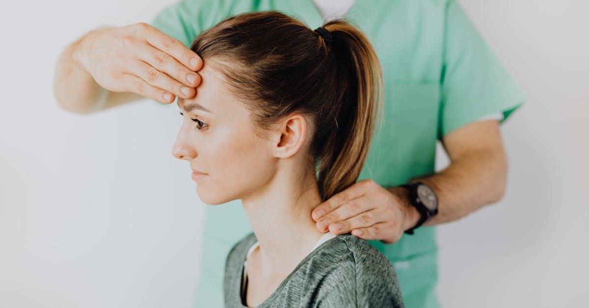 descubre cómo aliviar el dolor de cuello con consejos prácticos y ejercicios efectivos. mejora tu bienestar y moviliza tu cuello sin molestias.