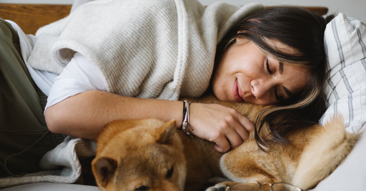 descubre las mejores posiciones para dormir que te ayudarán a descansar plenamente y mejorar tu calidad de sueño. aprende cómo elegir la postura ideal para tu salud y bienestar.