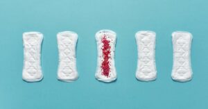 descubre cómo las migrañas menstruales afectan a muchas mujeres y explora sus causas, síntomas y tratamientos efectivos para aliviar el dolor y mejorar la calidad de vida durante el ciclo menstrual.