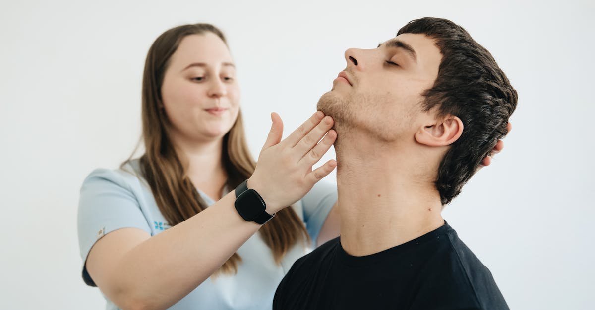 descubre ejercicios efectivos para aliviar el dolor de cuello. mejora tu postura y fortalece los músculos atrapados con rutinas sencillas que puedes realizar en casa.