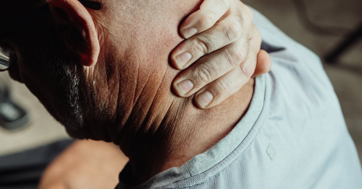 alivio del dolor de cuello: descubre las causas, síntomas y tratamientos efectivos para combatir el malestar cervical. encuentra consejos para mejorar tu postura y prevenir futuros episodios.