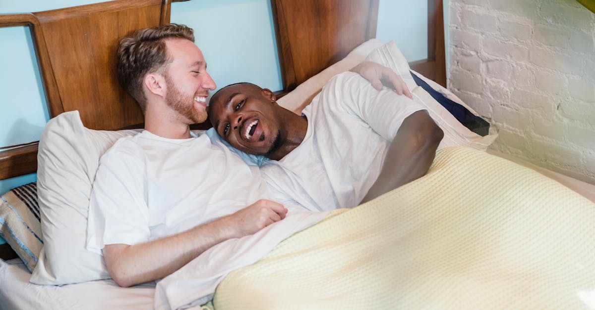 descubre las mejores posiciones para dormir que te ayudarán a mejorar la calidad de tu sueño y reducir los dolores. explora consejos sobre posturas saludables y sus beneficios.