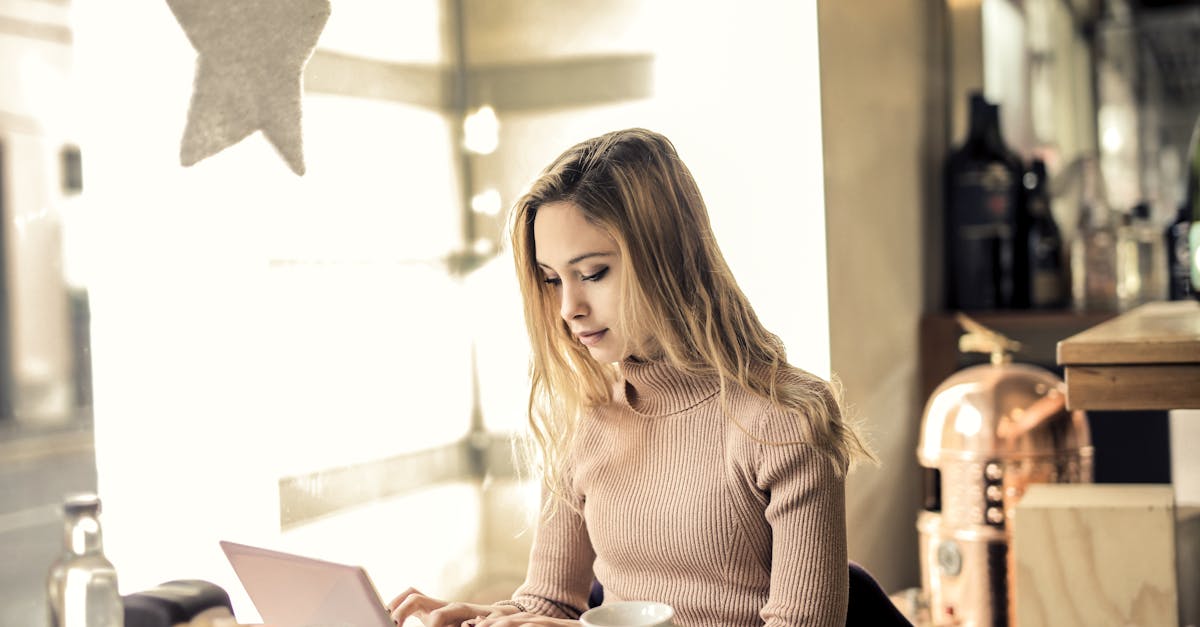 descubre qué es el 'tech neck', una afección cada vez más común debido al uso excesivo de dispositivos electrónicos. aprende sobre sus síntomas, cómo prevenirlo y las mejores técnicas para aliviar el dolor en el cuello y los hombros. cuida tu postura y mejora tu bienestar.