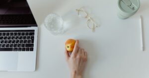 descubre cómo la ergonomía mejora la comodidad y la productividad en el trabajo y en el hogar. aprende sobre los principios del diseño ergonómico y cómo aplicarlos para crear espacios más saludables y eficientes.