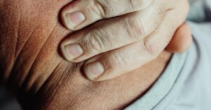 descubre los mejores métodos para aliviar el dolor de cuello. aprende técnicas efectivas, ejercicios y consejos que te ayudarán a manejar y reducir la incomodidad, mejorando tu calidad de vida.