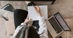 descubre cómo mejorar tu postura con consejos prácticos y ejercicios efectivos. aprende sobre la importancia de una buena postura para tu salud y bienestar diario.