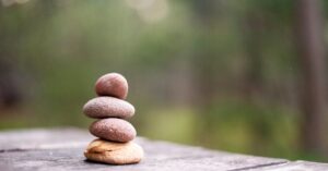 descubre la importancia del equilibrio en la vida diaria. aprende cómo mantener un balance óptimo entre trabajo, salud y relaciones personales para alcanzar una vida plena y satisfactoria.