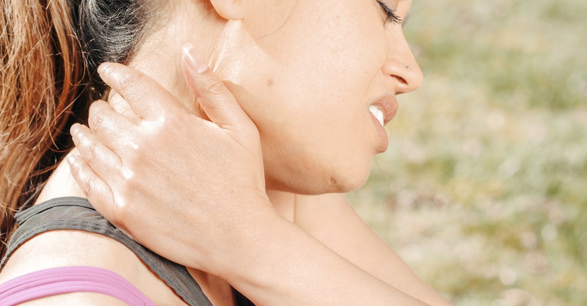 los espasmos cervicales son contracciones involuntarias de los músculos del cuello que pueden causar dolor, rigidez y malestar. descubre sus causas, síntomas y tratamientos para aliviarlos eficazmente.