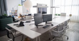 descubre nuestra colección de sillas ergonómicas, diseñadas para ofrecerte la comodidad y soporte que necesitas mientras trabajas o estudias. mejora tu postura y productividad con nuestros modelos modernos y ajustables.