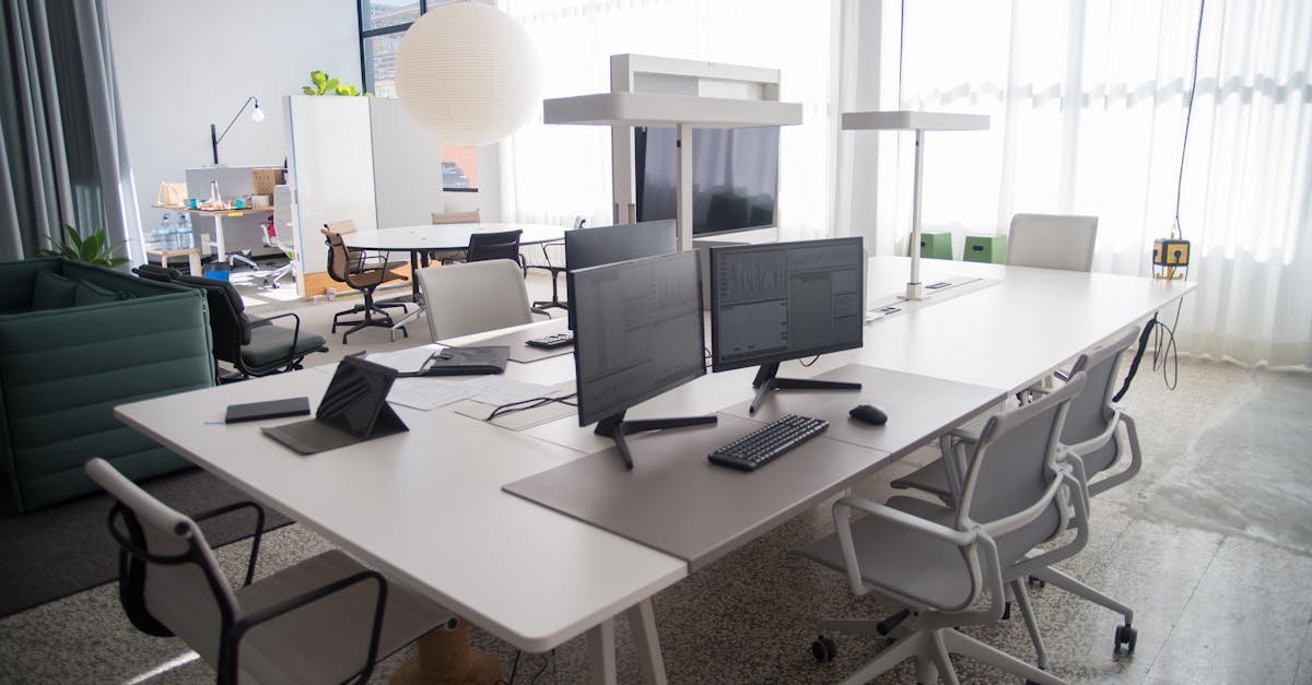 descubre nuestra colección de sillas ergonómicas, diseñadas para ofrecerte la comodidad y soporte que necesitas mientras trabajas o estudias. mejora tu postura y productividad con nuestros modelos modernos y ajustables.