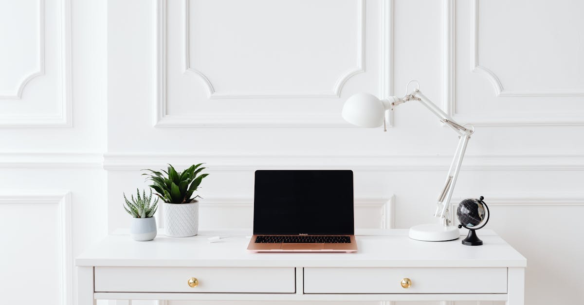 descubre cómo una configuración ergonómica del espacio de trabajo puede mejorar tu productividad y bienestar. optimiza tu entorno laboral con consejos prácticos para crear un lugar de trabajo cómodo y eficiente.