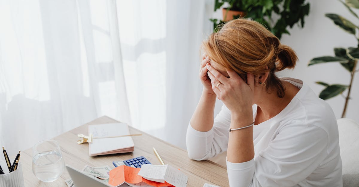 descubre todo sobre los dolores de cabeza hormonales: causas, síntomas y tratamientos efectivos para aliviar este malestar que afecta a muchas personas, especialmente en momentos de cambios hormonales.