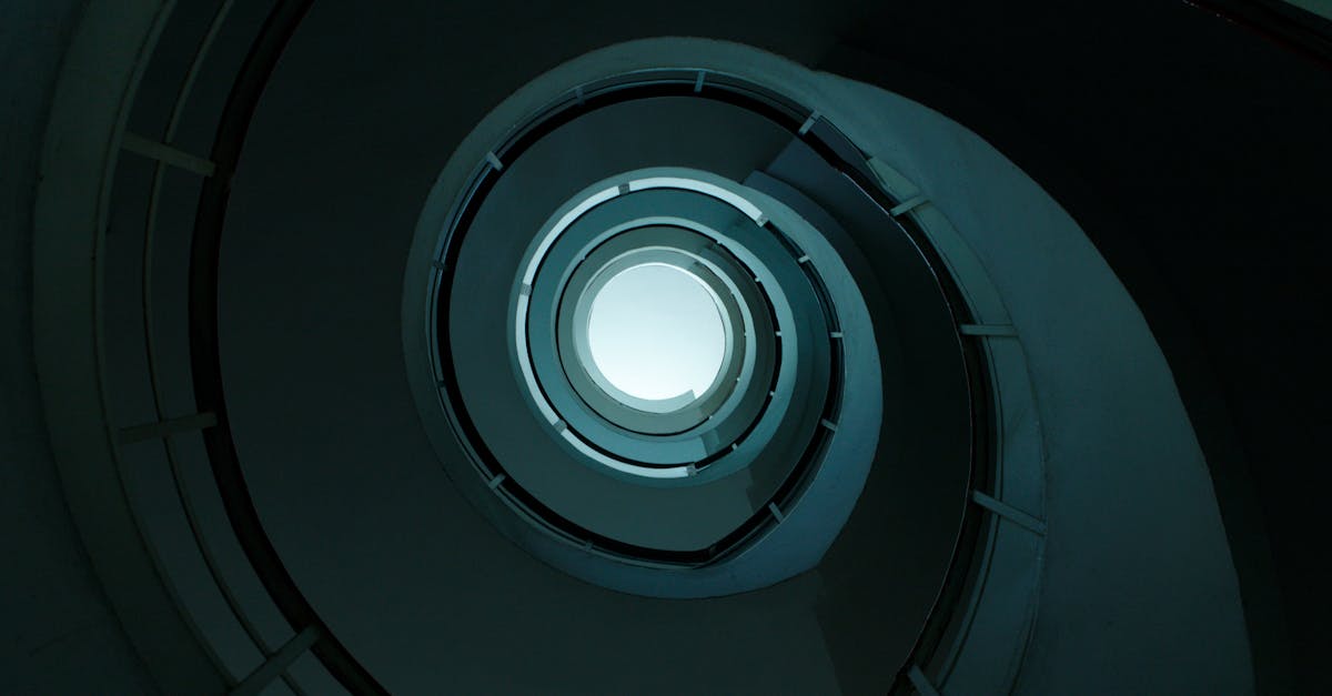 la labyrinthe est une affection de l'oreille interne, provoquant des vertiges, des troubles de l'équilibre et des pertes auditives. découvrez ses symptômes, causes et traitements pour mieux comprendre cette condition.