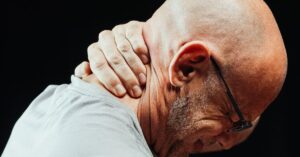 descubre cómo aliviar el dolor lumbar con métodos efectivos y naturales. encuentra consejos y tratamientos que te ayudarán a recuperar tu bienestar y movilidad.