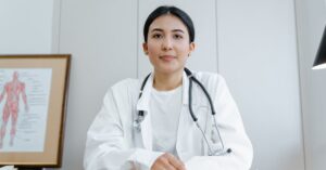 la enfermedad de menière es un trastorno del oído interno que causa episodios de vértigo, pérdida auditiva, tinnitus y sensación de presión en el oído. conocer sus síntomas y tratamientos es esencial para mejorar la calidad de vida de quienes la padecen.