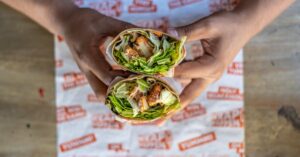 descubre cómo una dieta adecuada puede ayudar a aliviar los síntomas de la migraña. aprende sobre los alimentos que debes incluir y los que debes evitar para mejorar tu bienestar.