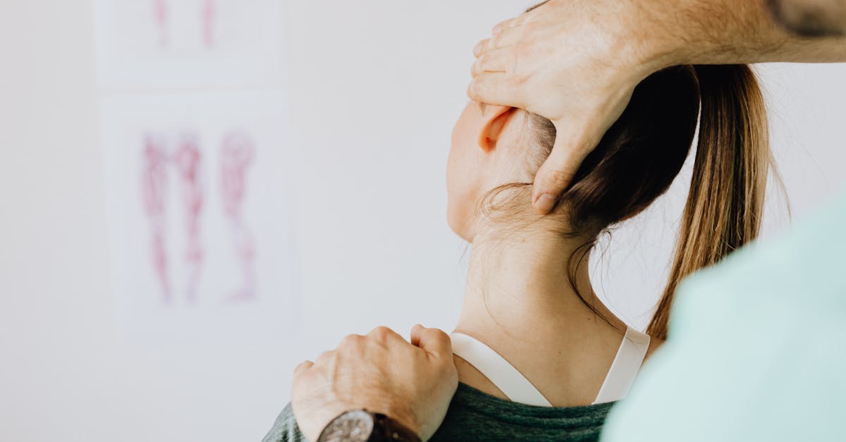 sufre de dolor en el cuello? descubre las causas, tratamientos y consejos para aliviar las molestias y mejorar tu calidad de vida. encuentra soluciones efectivas para el dolor cervical y recupérate rápidamente.
