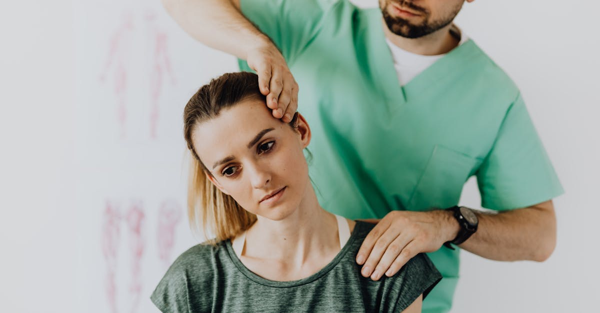 descubre las causas, síntomas y tratamientos para el dolor de cuello. aprende a aliviar el malestar y mejorar tu calidad de vida con consejos útiles y ejercicios eficaces.