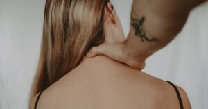 descubre cómo aliviar el dolor de cuello con técnicas efectivas y consejos prácticos para mejorar tu bienestar. encuentra soluciones que te ayudarán a relajarte y sentirte mejor.