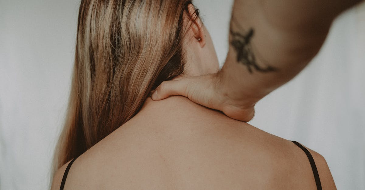descubre cómo aliviar el dolor de cuello con técnicas efectivas y consejos prácticos para mejorar tu bienestar. encuentra soluciones que te ayudarán a relajarte y sentirte mejor.