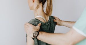 explora todo sobre el hombro: anatomía, funciones, lesiones comunes y ejercicios de fortalecimiento para mejorar su salud y movilidad.