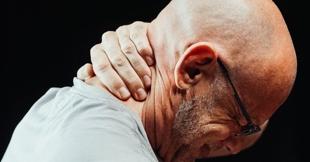 descubre las causas, síntomas y tratamientos del dolor de hombro. aprende a aliviar la incomodidad y mejorar tu calidad de vida con consejos útiles y técnicas efectivas.