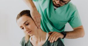descubre las causas y tratamientos del dolor en el hombro. aprende a manejar y aliviar el dolor para mejorar tu calidad de vida y recuperar la movilidad.