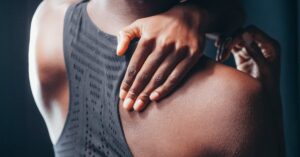 ejercicios para el dolor de hombro: descubre una variedad de rutinas efectivas y consejos para aliviar el malestar y fortalecer tus músculos. mejorar tu movilidad nunca fue tan fácil.
