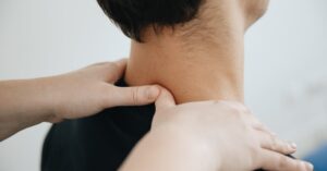 descubre cómo aliviar el dolor de hombro con métodos efectivos y consejos prácticos. aprende sobre tratamientos, ejercicios y remedios naturales que te ayudarán a recuperar movilidad y bienestar.