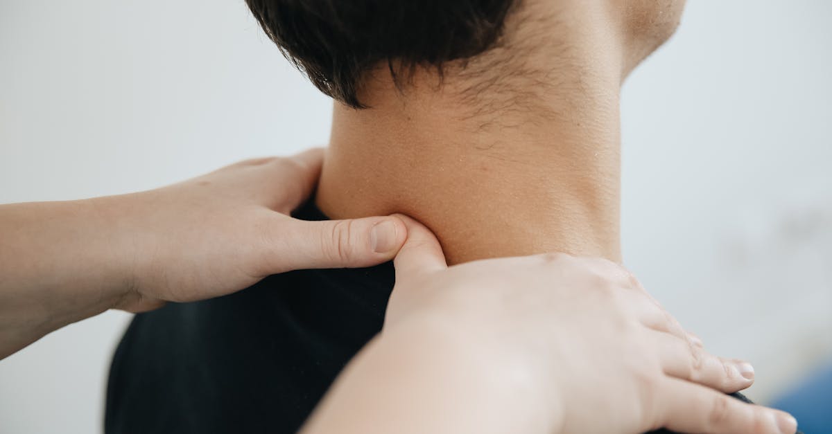 descubre cómo aliviar el dolor de hombro con métodos efectivos y consejos prácticos. aprende sobre tratamientos, ejercicios y remedios naturales que te ayudarán a recuperar movilidad y bienestar.