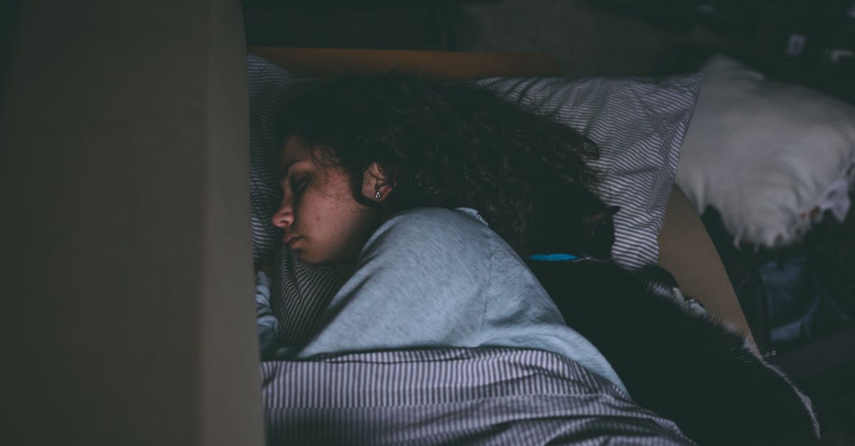 descubre las mejores posiciones para dormir que te ayudarán a mejorar la calidad de tu sueño y a reducir dolores. encuentra consejos prácticos para un descanso reparador y saludable.