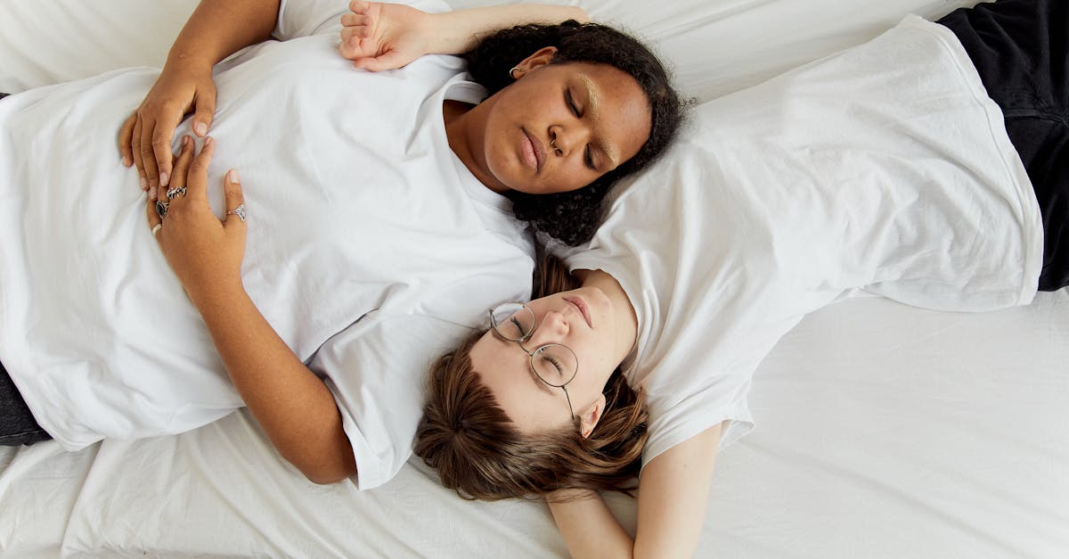 descubre las mejores posiciones de sueño para mejorar tu descanso y bienestar. aprende cómo cada postura puede afectar tu salud y encuentra la ideal para ti.