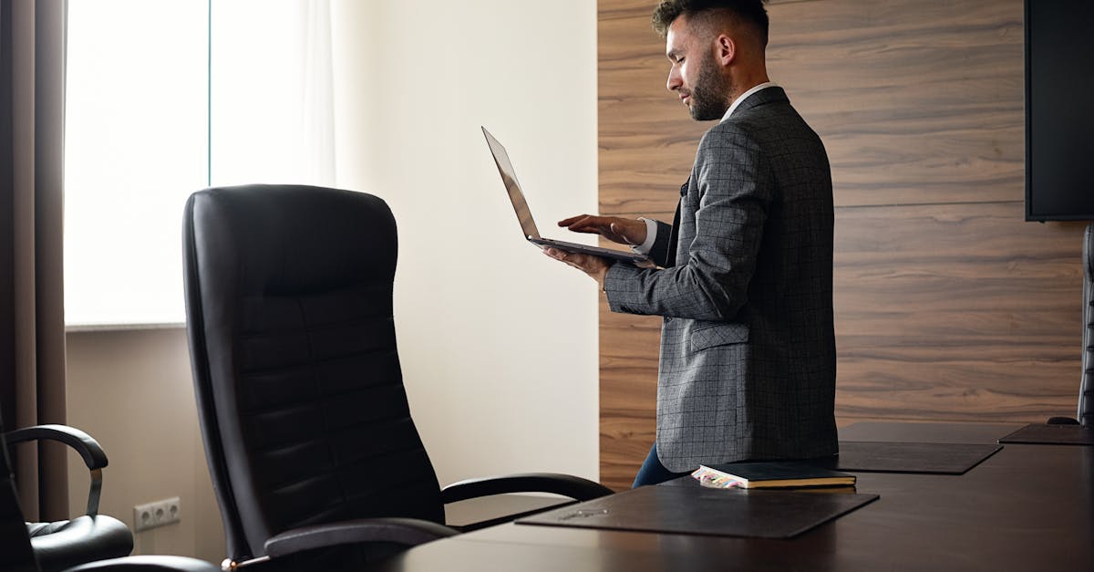 descubre los beneficios de un escritorio ergonómico ajustable. mejora tu postura y productividad en el trabajo con un standing desk que se adapta a tus necesidades.