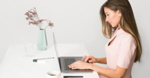 descubre la comodidad y la salud que ofrece un escritorio de pie. mejora tu postura, incrementa tu energía y optimiza tu productividad mientras trabajas. ¡transforma tu espacio de trabajo hoy!
