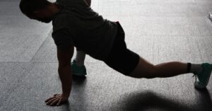 descubre los beneficios del stretching para mejorar tu flexibilidad, reducir tensiones musculares y prevenir lesiones. aprende técnicas efectivas para integrar el estiramiento en tu rutina diaria y optimiza tu bienestar físico.