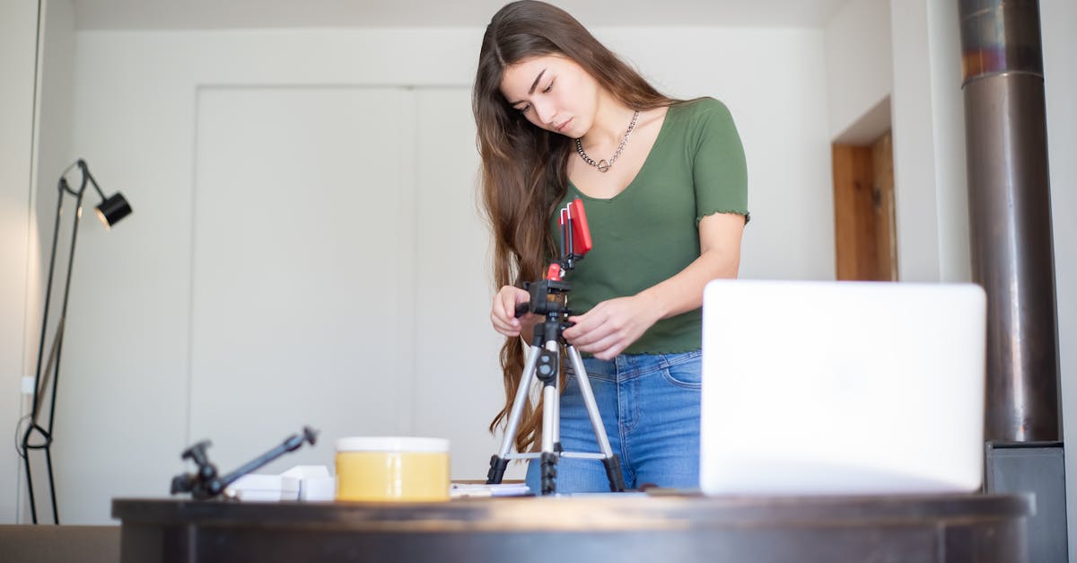 descubre la comodidad y versatilidad de un escritorio ajustable, ideal para optimizar tu espacio de trabajo y mejorar tu postura. perfecto para quienes buscan una solución ergonómica que se adapte a sus necesidades.