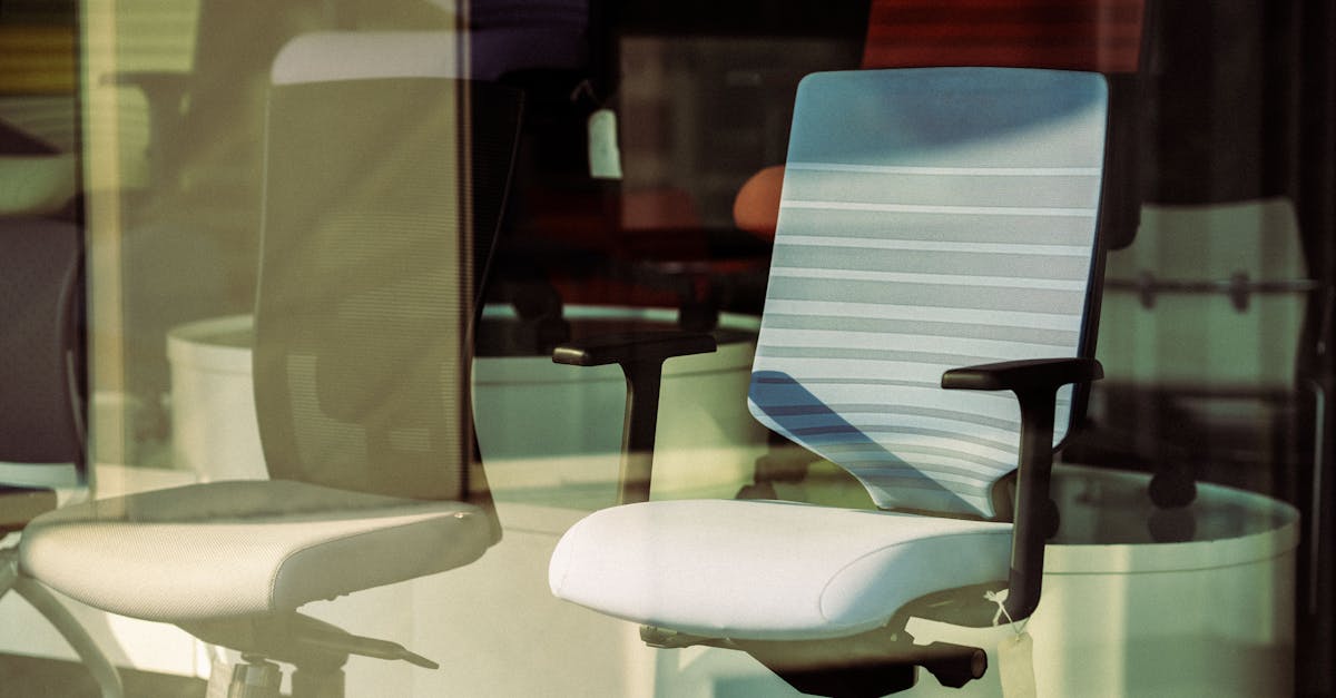 ajustes ergonómicos para mejorar la comodidad y la productividad en el trabajo. descubre cómo optimizar tu espacio y mantener una postura saludable con soluciones personalizadas.