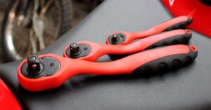 descubre cómo los ajustes ergonómicos pueden mejorar tu bienestar y productividad en el trabajo. aprende sobre la importancia de adaptar tu espacio y herramientas para mantener una postura saludable y cómoda.