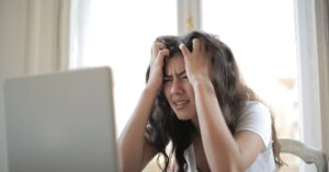 descubre todo sobre los dolores de cabeza hormonales: causas, síntomas y tratamientos efectivos para aliviar el malestar y mejorar tu calidad de vida.