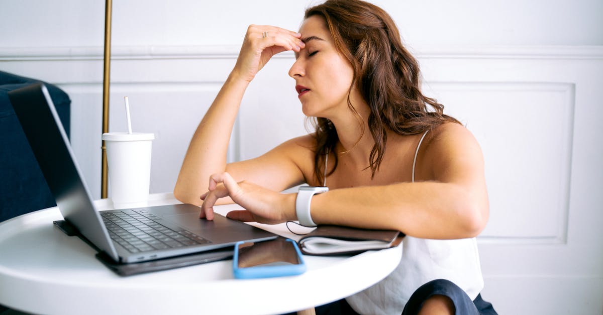 descubre qué es la migraña hormonal, sus síntomas y las mejores estrategias para aliviar el dolor. aprende a identificar los desencadenantes hormonales y mejora tu bienestar.