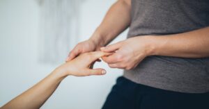 descubre cómo aliviar y manejar la tensión muscular con consejos efectivos y técnicas de relajación. mejora tu bienestar y siente la diferencia en tu cuerpo.