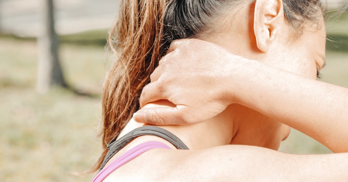 descubre las causas y tratamientos efectivos para el dolor de cuello. aprende a aliviar y prevenir molestias cervicales con consejos prácticos y ejercicios sencillos que mejorarán tu bienestar.