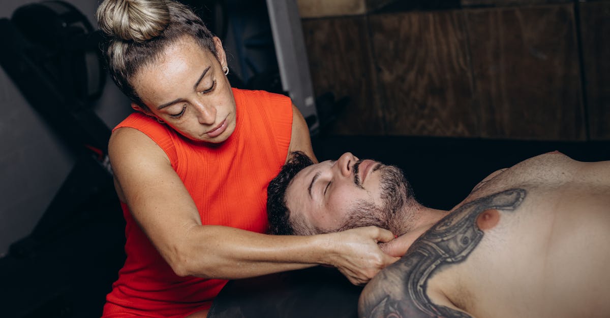 descubre las causas del dolor de cuello y cómo afectan tu calidad de vida. aprende sobre los factores comunes y las soluciones para aliviar y prevenir este malestar.