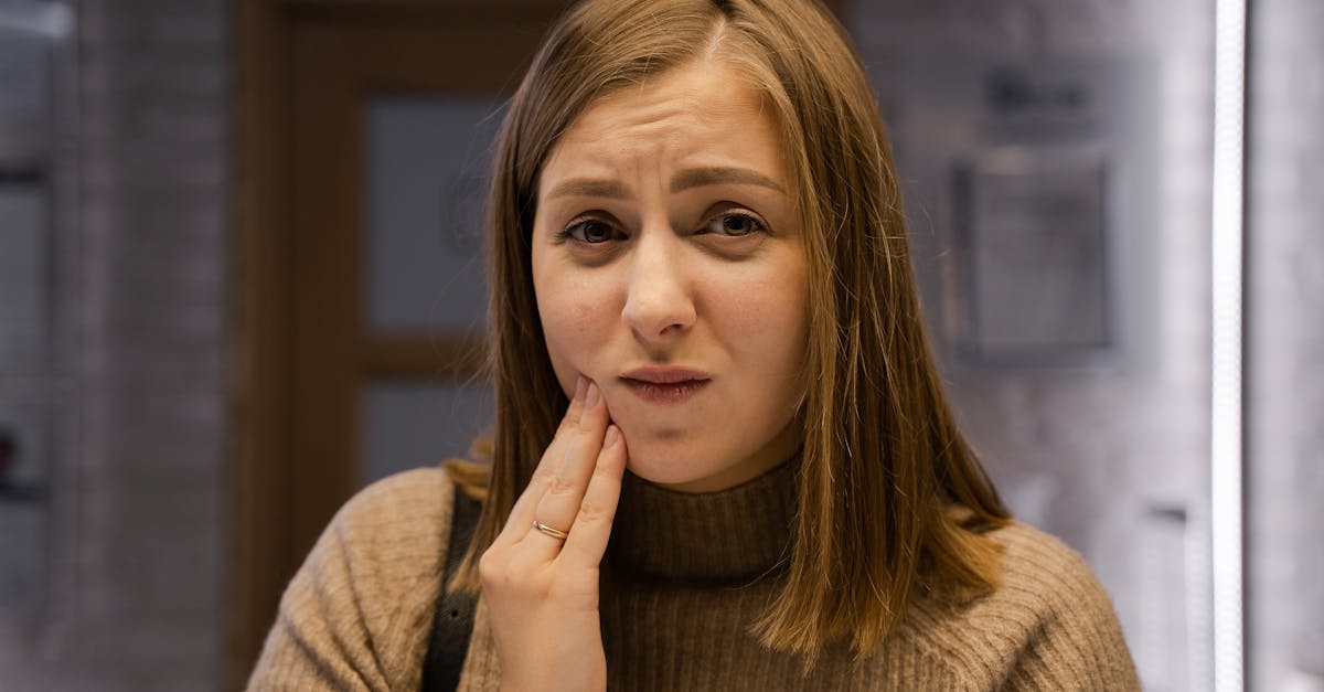 descubre las causas del dolor de cuello, desde posturas incorrectas hasta lesiones y condiciones médicas. entiende los factores que pueden contribuir a esta molestia y cómo prevenirla.