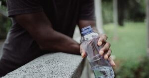 descubre la importancia de la rehidratación para mantener un estilo de vida saludable. aprende cómo reponer líquidos y electrolitos esenciales, especialmente después del ejercicio o en climas cálidos. ¡mantente hidratado y mejora tu bienestar!
