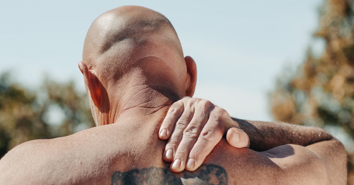 descubre cómo aliviar el dolor en los hombros con consejos prácticos y tratamientos eficaces. aprende sobre ejercicios, remedios naturales y técnicas para mejorar tu bienestar y movilidad.