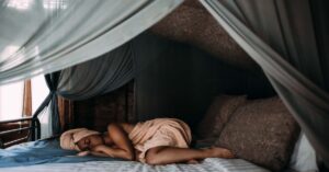 descubre el mundo del sueño: consejos para mejorar la calidad de tu descanso, técnicas de relajación y hábitos saludables para dormir mejor cada noche.