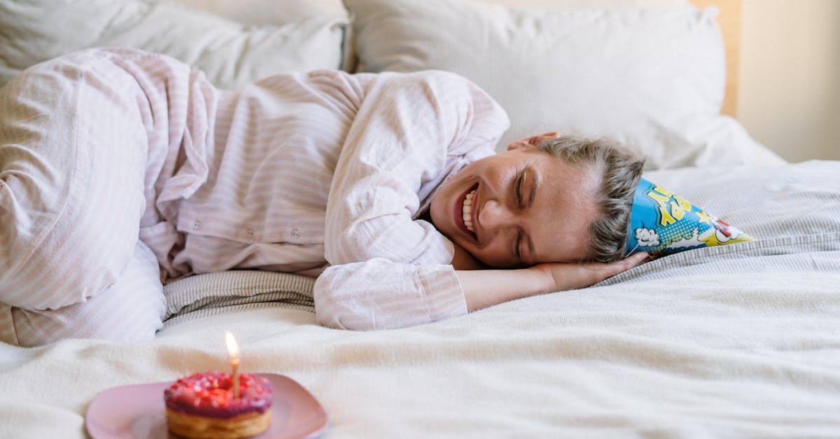 descubre las mejores posiciones para dormir que mejoran tu descanso y bienestar. aprende cómo cada postura puede afectar tu salud y calidad de sueño. encuentra la posición ideal para un sueño reparador.