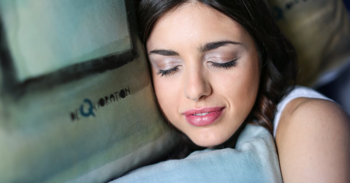 descubre las diferentes posiciones para dormir y cómo pueden afectar tu sueño y salud. encuentra la mejor postura para descansar y despertarte renovado.